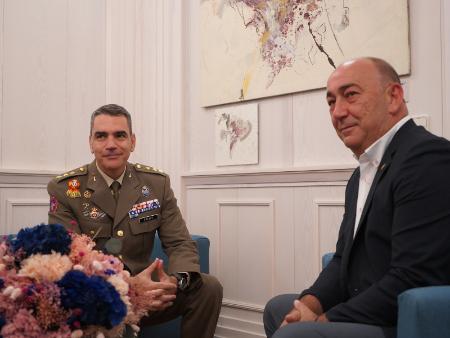 El presidente de la Diputación recibe al nuevo coronel director de la Academia de Artillería, Rafael de Felipe Barahona, y ambos se...