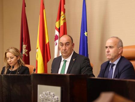 El Salón de Plenos del Palacio Provincial ha acogido esta tarde el acto de apertura del Centro Asociado a la UNED en Segovia