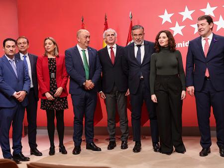 Miguel Ángel de Vicente acompaña a los presidentes de Castilla y León y Madrid en la firma de un protocolo para mejorar la atención sanitaria...
