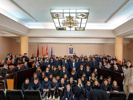 Alumnos de quinto y sexto de Primaria del colegio Concepcionistas visitan la Diputación como broche a su trabajo sobre la Constitución