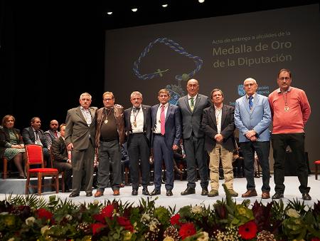 Siete alcaldes de la provincia reciben la Medalla de Oro de la Diputación en reconocimiento a sus más de veinticinco años al frente de sus...