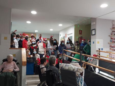 Los residentes y trabajadores de los centros dependientes de la Diputación celebran la Navidad entre magia, villancicos y visitas a Belenes