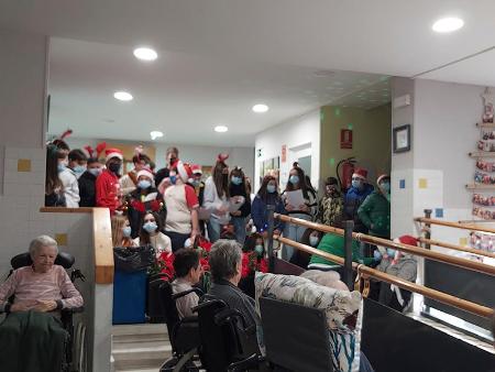 Imagen Los residentes y trabajadores de los centros dependientes de la Diputación celebran la Navidad entre magia, villancicos y visitas a Belenes