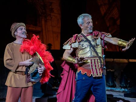 La programación vuelve al Teatro Juan Bravo con Carlos Sobera convirtiéndose en el ‘Miles Gloriosus’ de Plauto