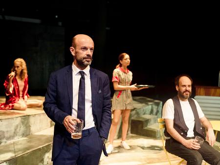 El escenario del Teatro Juan Bravo se convierte en ‘El bar prodigioso’, una comedia escrita por Roberto Santiago