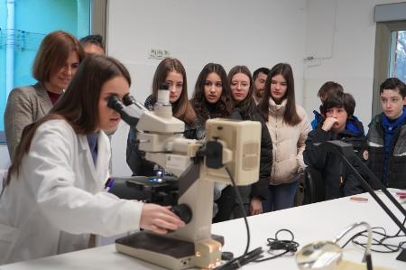 La Semana Solidaria del colegio Claret hace parada en el laboratorio de Prodestur para dar a conocer a los alumnos el trabajo de análisis de...