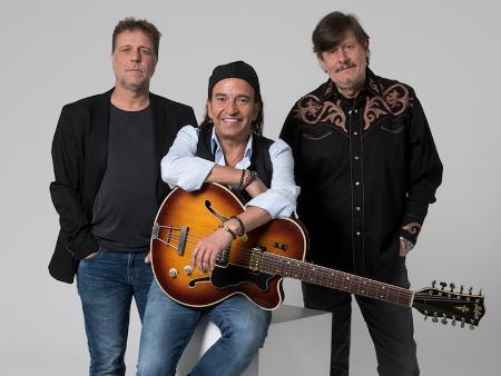 Los Secretos se presentan en formato de trío acústico, ante un Teatro Juan Bravo lleno y deseoso por escucharlos