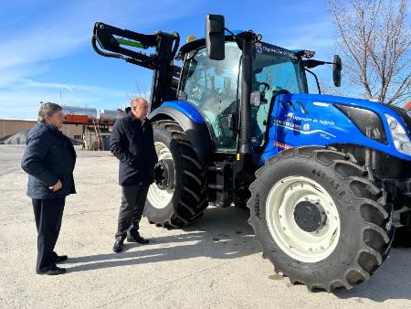 La Diputación incorpora a su flota otro tractor con desbrozadora para el mantenimiento de las cunetas de la red provincial de carreteras