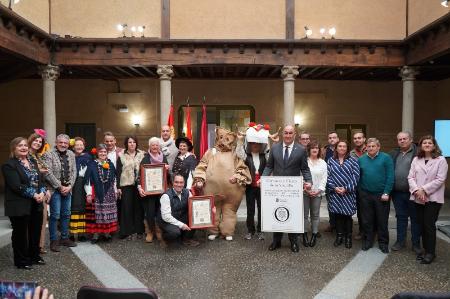 El Carnaval de Arcones y su Vaquilla se trasladan, por unos momentos, al Palacio Provincial para recibir la distinción de Manifestación...