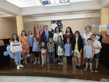 Los ganadores del XV concurso de marcapáginas convocado por los Bibliobuses de la Diputación recogen orgullosos sus premios