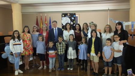 Los ganadores del XV concurso de marcapáginas convocado por los Bibliobuses de la Diputación recogen orgullosos sus premios