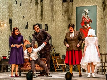 Morfeo Teatro lleva el teatro del absurdo de Ionesco a las tablas del Juan Bravo con ‘La sumisión y el porvenir está en los huevos'