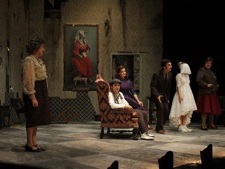 Crónica de 'La sumisión y el porvenir está en los huevos' en el Teatro Juan Bravo | Comerás dos huevos... o no