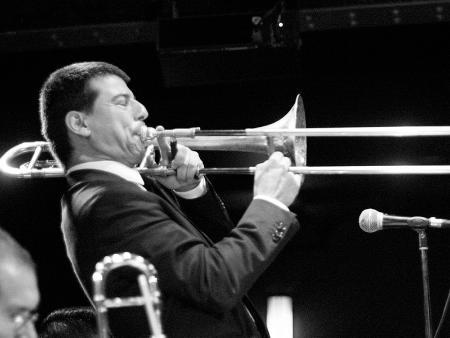 El jazz del segoviano Víctor Correa pone música a la noche de San Frutos desde el escenario del Teatro Juan Bravo