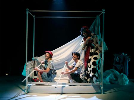 El Teatro Juan Bravo despide el año rodeado de niños, gracias a los espectáculos 'El desván de los hermanos Grimm', 'El tambor de...