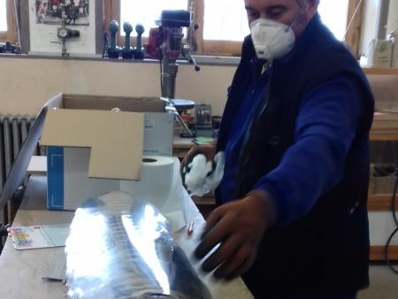 La Diputación colabora en el montaje de 1.500 pantallas protectoras para sanitarios, auxiliares de ayuda a domicilio y personal de limpieza