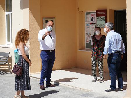 El presidente de la Diputación muestra su interés por la situación sanitaria en los pueblos de la zona básica de salud de Íscar  