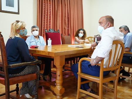 El presidente de la Diputación muestra su interés por la situación sanitaria en los pueblos de la zona básica de salud de Íscar  