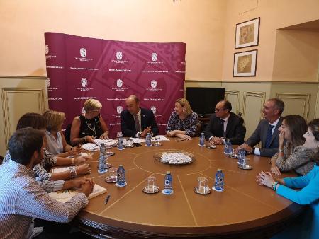 La Diputación gestionará más de 32 millones de euros en los próximos cuatro años para los Servicios Sociales básicos gracias al Acuerdo Marco