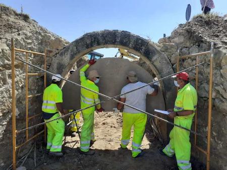 Los equipos de Acción Territorial reconstruyen una alcantarilla en la SGV-3310 conservando su aspecto original