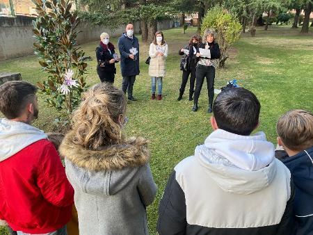 Los menores de la residencia Juan Pablo II plantan el magnolio