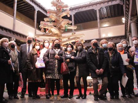 Los grupos de Aulas de Manualidades de Cantalejo, Santovenia, Duruelo y Coto de San Isidro triunfan en el concurso ‘Bolas de Navidad… bolas...
