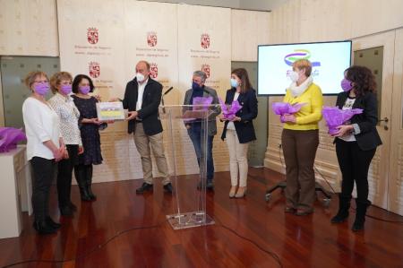 Los Bibliobuses inauguran su Ruta Violeta, con la que la Diputación quiere hacer llegar a toda la provincia un abanico de lecturas y películas...