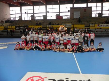Las escuelas deportivas de balonmano realizan la primera concentración en Nava de la Asunción