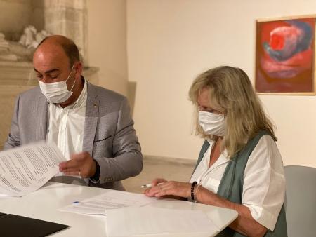 La artista Patricia Azcárate rubrica junto al presidente de la Diputación el contrato de donación al Museo Esteban Vicente de la obra...
