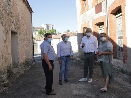 Los alcaldes de varios municipios de la provincia muestran al presidente de la Diputación los resultados de algunas de las inversiones...