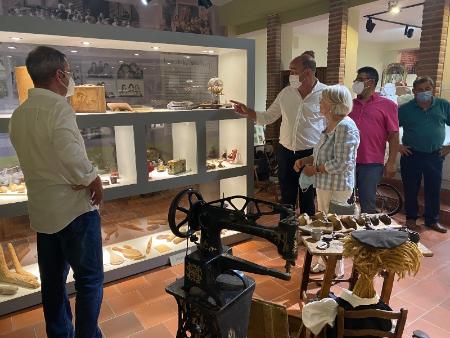 La nueva ruta del presidente de la Diputación por los pueblos le lleva a conocer algunos de los proyectos sociales y culturales desarrollados...