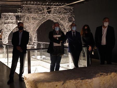 Miguel Ángel de Vicente y José María Bravo acompañan al consejero de Cultura y Turismo, Javier Ortega, en su visita en el Museo Esteban...