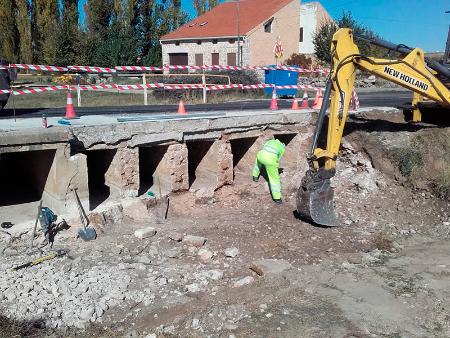 Los equipos del Área de Acción Territorial continúan con sus labores de bacheo y mantenimiento de carreteras, mientras trabajan en el acceso a...