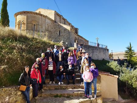 El rico patrimonio y la historia de Fuentidueña y Sacramenia maravillan a los cincuenta participantes de la visita del programa ‘Viajero yo te...