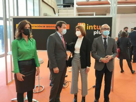 El presidente de la Junta, Alfonso Fernández Mañueco, visita el stand de la Diputación en la feria INTUR, que comienza hoy
