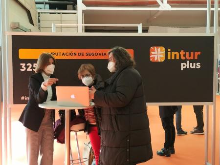 El presidente de la Junta, Alfonso Fernández Mañueco, visita el stand de la Diputación en la feria INTUR, que comienza hoy