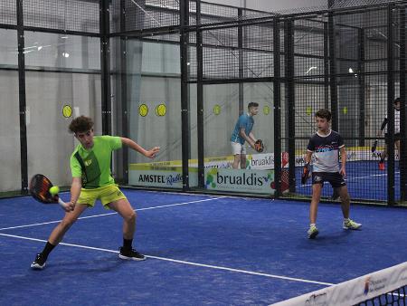 Sergio González e Iván Arrondo y Mayra Álvaro y Vanesa Velasco no dan lugar a sorpresas en la primera jornada del Circuito Provincial de Pádel...