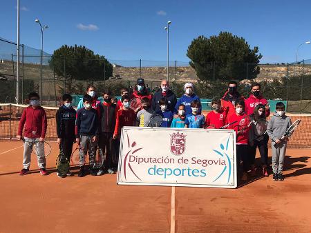 El Tenis y el Deporte Divertido de la Diputación congregan a cerca de cuatro centenares de niños entre La Lastrilla y Carbonero el Mayor