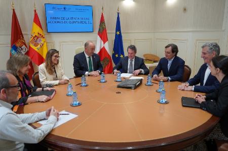 La Diputación de Segovia firma ante notario las escrituras de venta de la sociedad Quinta Real