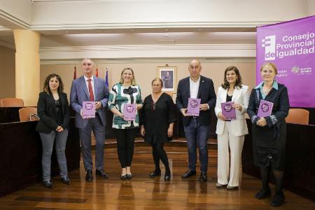 La investigadora Amalia Gozálvez da a conocer los resultados del tercer estudio en Igualdad de la Diputación, acompañada de la consejera de...