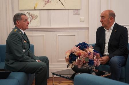 El presidente de la Diputación agradece al coronel de la Guardia Civil José Luis Ramírez su trabajo por la seguridad de la provincia a lo...