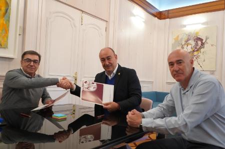 El presidente de la Diputación recibe a su homólogo en el Balonmano Nava para felicitarle por el ascenso y sellar la ampliación del apoyo a la...