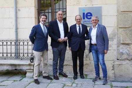 El acuerdo entre la Diputación y la IE Universidad amplía hasta cincuenta y cuatro las becas destinadas a que los jóvenes de la provincia...