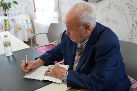 Félix Rodrigo, residente del centro La Alameda de la Diputación, presenta, rodeado de amigos y familia, ‘Historia de mi vida’; la “ilusión” de...