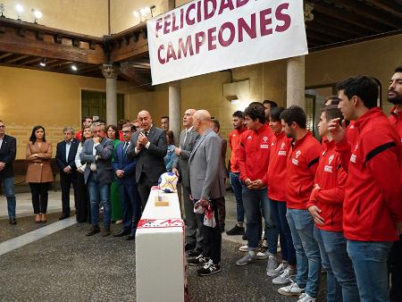 El primer equipo del Balonmano Nava comparte con la corporación provincial su ascenso a Liga ASOBAL y su firme creencia en el deporte formativo
