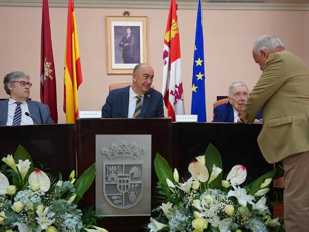 ‘El secreto del mago’ desvela el triunfo de Luis Alberto de Cuenca como ganador de la trigésima tercera edición del Premio Internacional de...