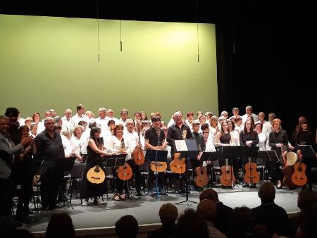 La música tradicional de Perú o Castilla y las canciones de Joaquín Sabina o Carlos Cano suenan en la fiesta de fin de curso de las Aulas para...