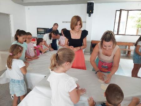 Imagen Los participantes del taller de 'Consume Rural para los más peques' en Martín Muñoz de las Posadas comparten recetas con la diputada Magdalena Rodríguez