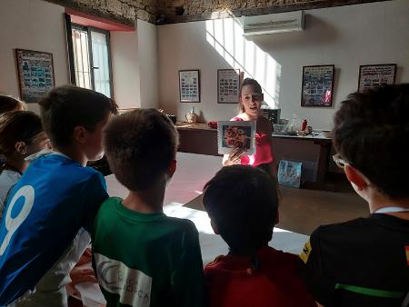 Más de ochocientos menores han conocido, gracias a los talleres y el recetario de ‘Consume Rural para los más peques’, en qué consiste una...