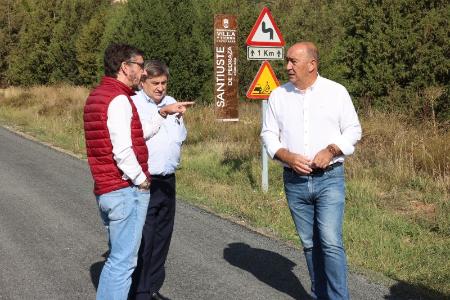 El presidente de la Diputación visita el resultado de los trabajos realizados en seis carreteras de la red viaria provincial en los que se han...